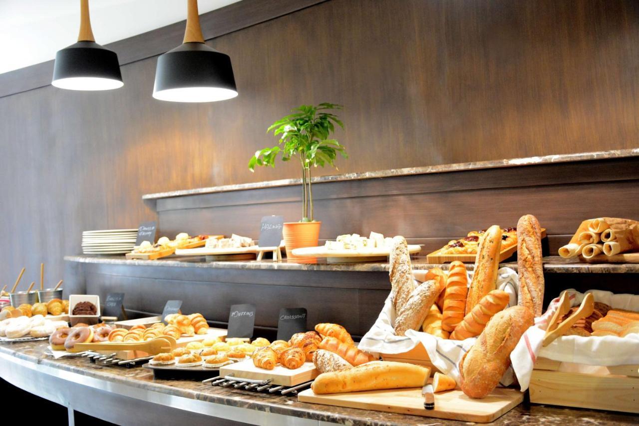 Radisson Blu Resort, Al Khobar Халф Муун Бей Екстериор снимка A bread buffet at a hotel