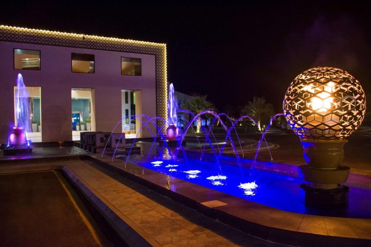 Radisson Blu Resort, Al Khobar Халф Муун Бей Екстериор снимка Fountain at the hotel