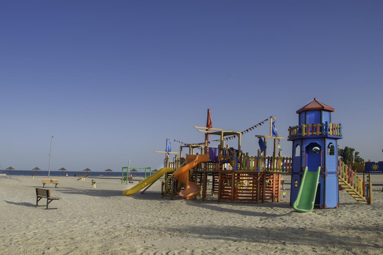 Radisson Blu Resort, Al Khobar Халф Муун Бей Екстериор снимка Playground on the beach