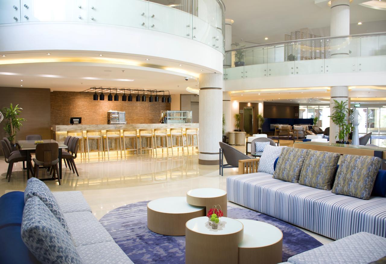 Radisson Blu Resort, Al Khobar Халф Муун Бей Екстериор снимка The lobby of the hotel