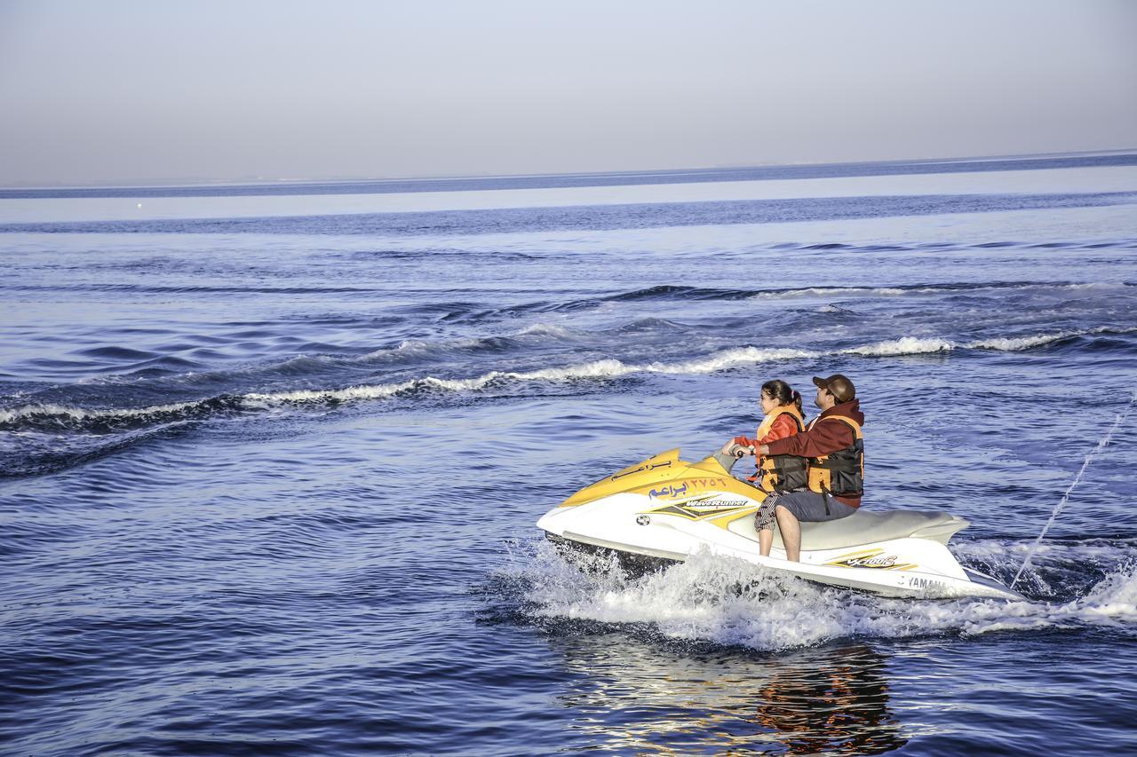 Radisson Blu Resort, Al Khobar Халф Муун Бей Екстериор снимка Jet skiing in the Mediterranean