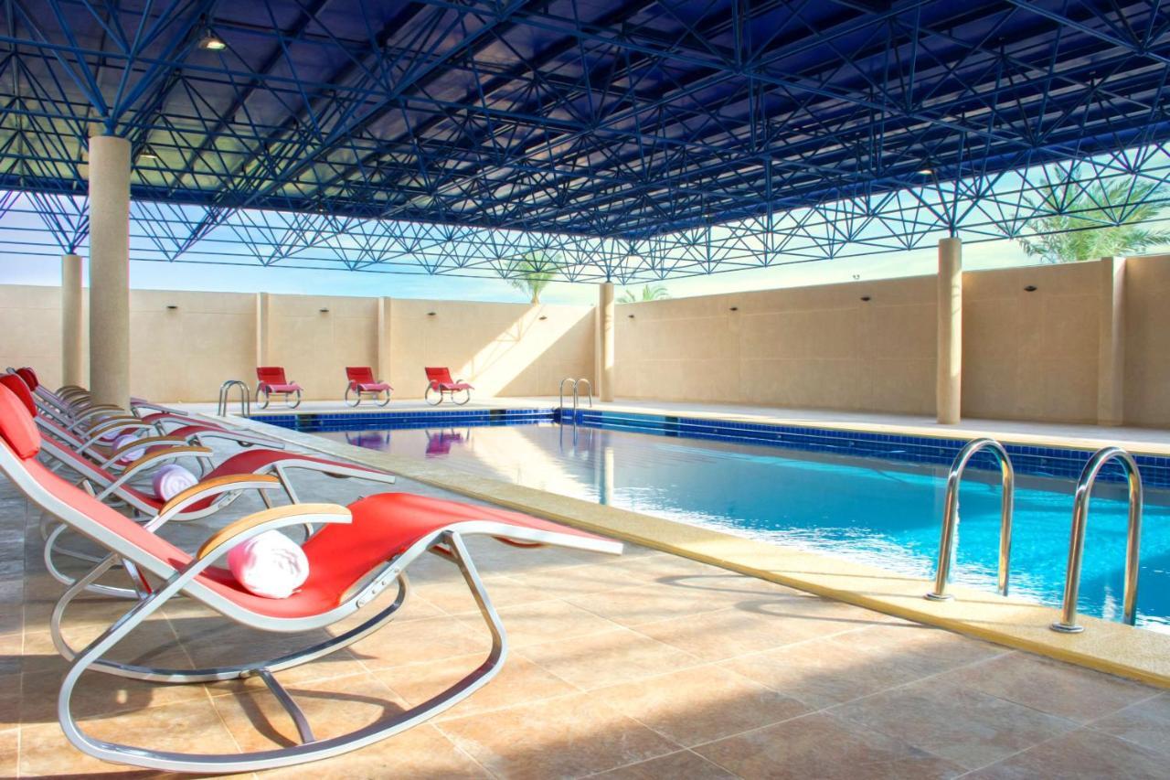 Radisson Blu Resort, Al Khobar Халф Муун Бей Екстериор снимка Swimming pool at the hotel
