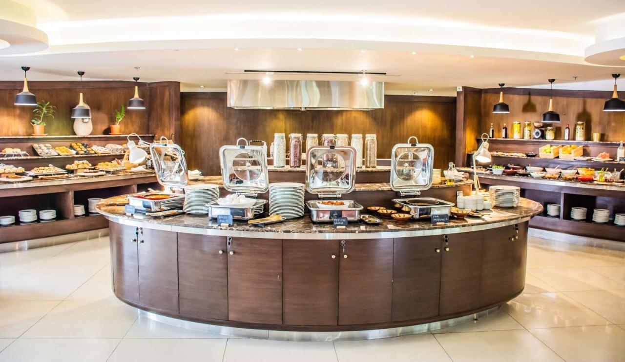 Radisson Blu Resort, Al Khobar Халф Муун Бей Екстериор снимка A buffet at a hotel
