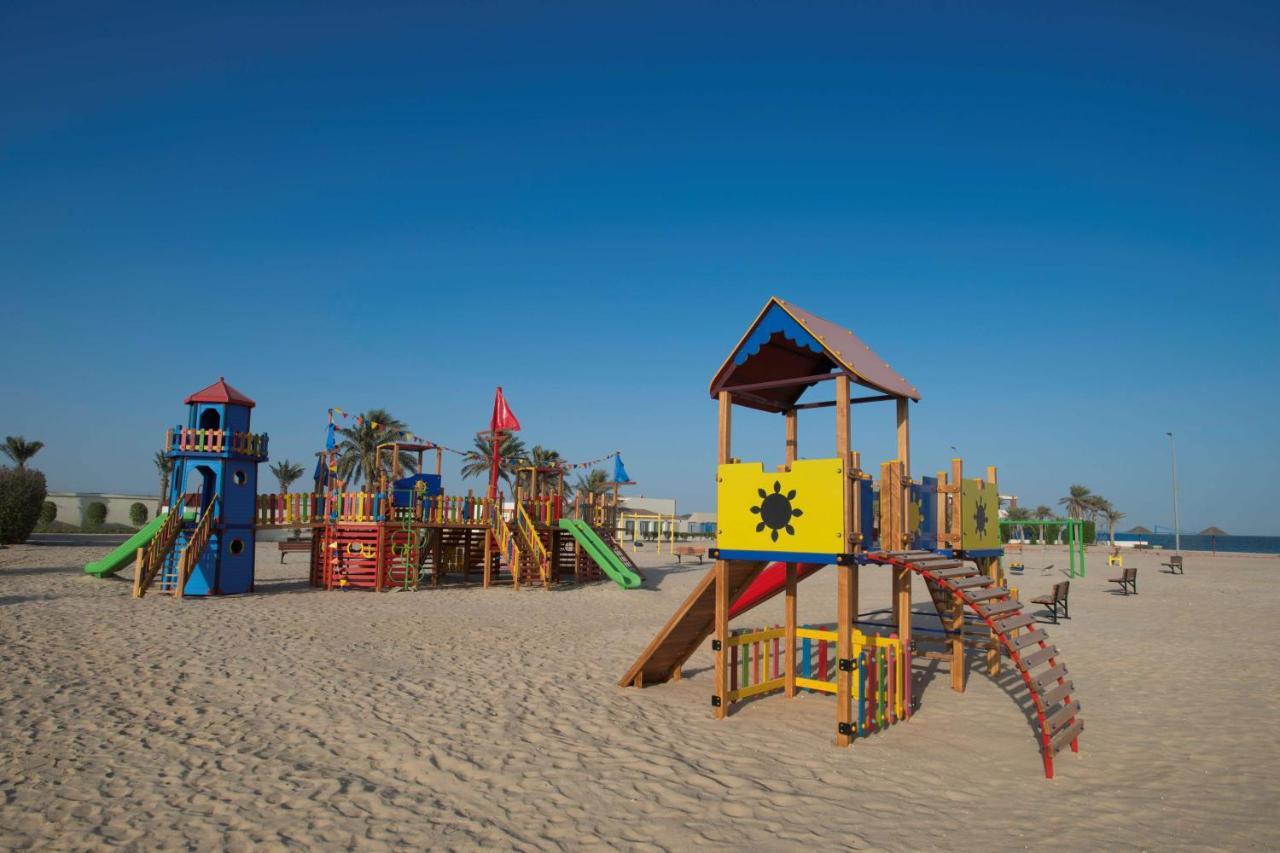 Radisson Blu Resort, Al Khobar Халф Муун Бей Екстериор снимка Playground at the beach