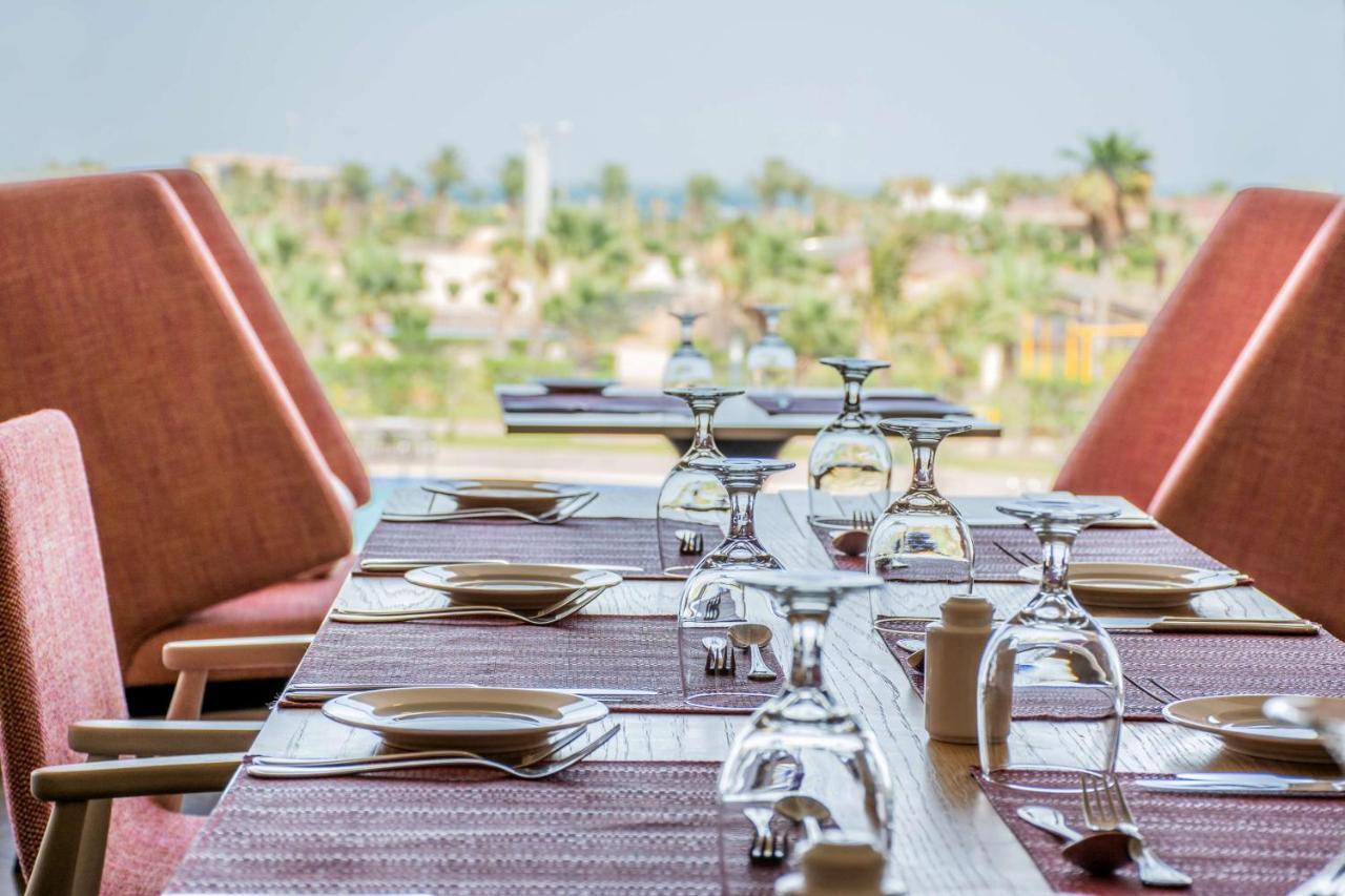 Radisson Blu Resort, Al Khobar Халф Муун Бей Екстериор снимка The Deck